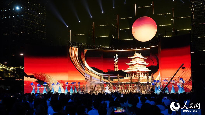 融合虛擬技術(shù)與大屏幕視覺(jué)呈現(xiàn)不同朝代的岳陽(yáng)樓。人民網(wǎng)記者 吳茜薇攝