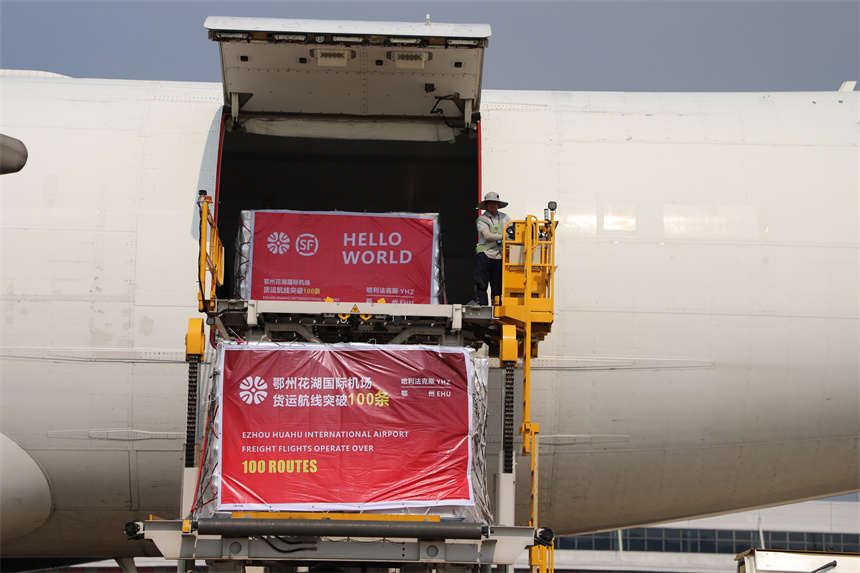 第一、第二板貨卸貨。