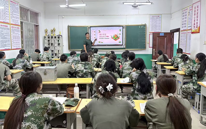 班主任講解端午節(jié)歷史起源與民俗演變。