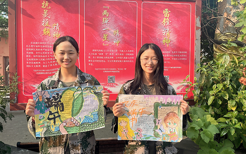 學生積極參與手抄報創(chuàng)作。