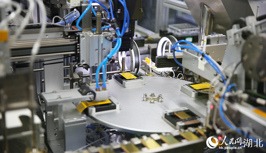 PTC加熱器正在加緊制作中。人民網(wǎng)記者 王郭驥攝