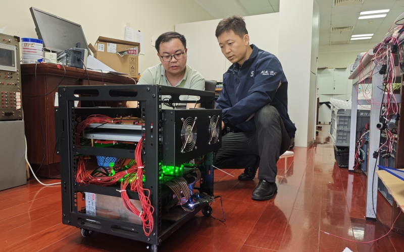 王學坤（左）和企業(yè)導師在實驗室里。受訪者供圖