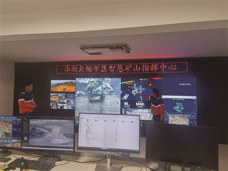 工作人員展示無人礦車運(yùn)輸場(chǎng)景。受訪者供圖