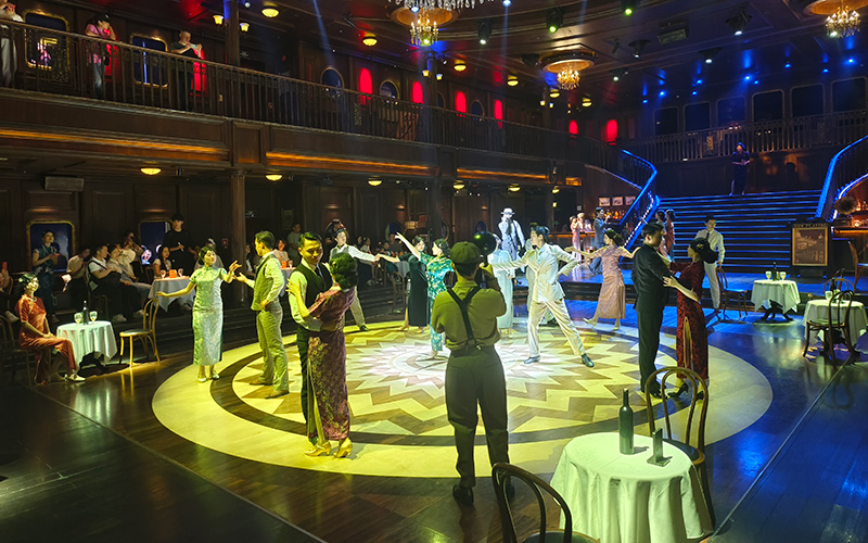 “知音號”舞廳內演員們正在共舞。陳嘉慧攝