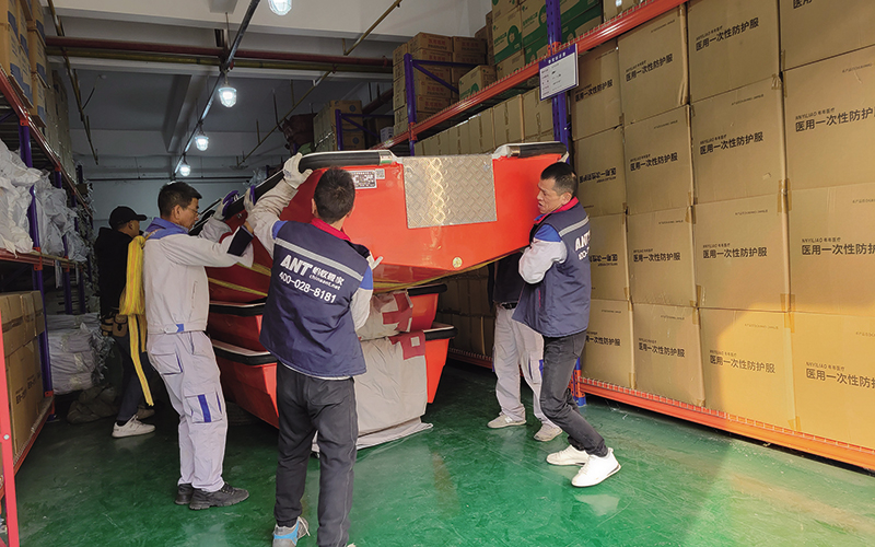 武漢長江新區(qū)應急物資保障庫正在進行應急裝備入庫。（受訪者供圖）