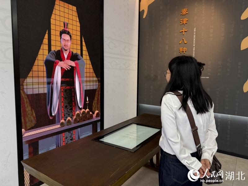 秦人“喜”和游客互動(dòng)。人民網(wǎng)記者 張雋攝