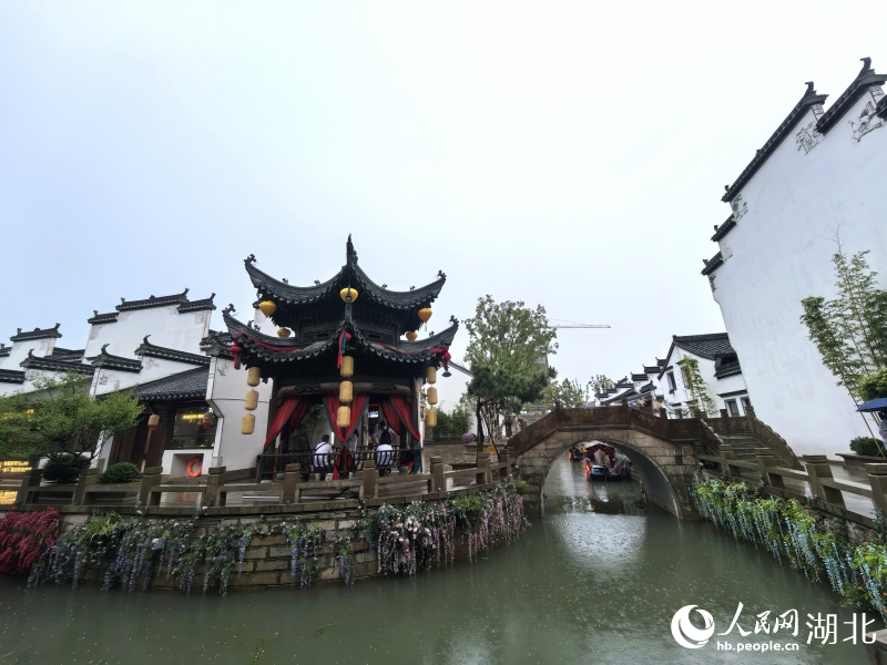 雨中漫步湖北云夢(mèng)祥云灣，古色古香的老街風(fēng)韻獨(dú)特。人民網(wǎng)記者 周雯攝