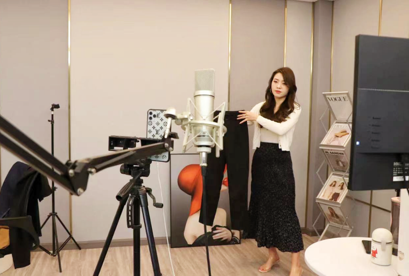 天門服裝電商直播帶貨。天門市委宣傳部供圖