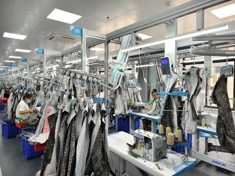 天門市永佳服飾公司的智能車間。天門市委宣傳部供圖