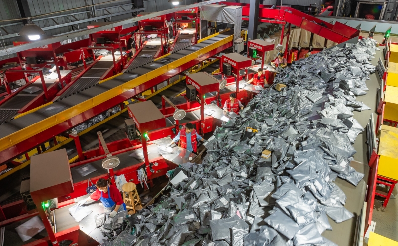 自動快遞分揀線火力全開，20多萬件服裝發(fā)往全國各地。許磊攝