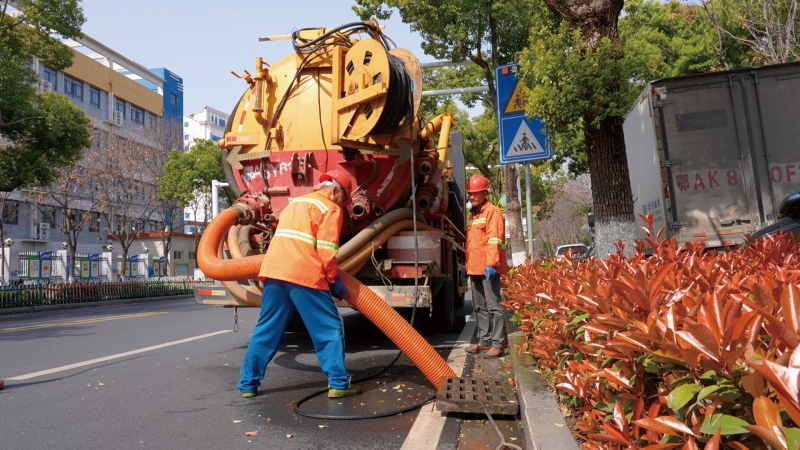 工作人員進行日常管道清淤工作，保持管網(wǎng)排水通暢。受訪者供圖