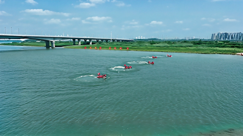 國家華中區(qū)域應(yīng)急救援中心展示沖鋒艇水上救援。受訪者供圖
