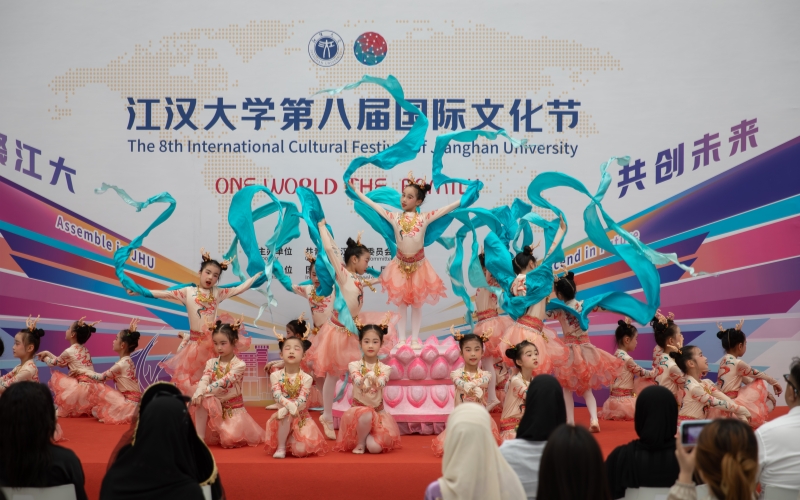 江漢大學(xué)實(shí)驗(yàn)小學(xué)學(xué)生演繹敦煌舞《九色靈鹿》。江漢大學(xué)供圖