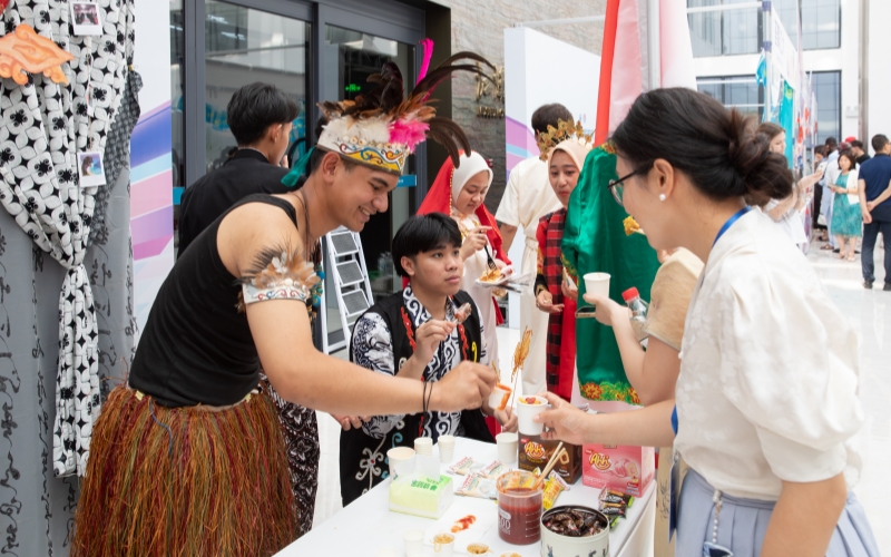 品嘗留學(xué)生準(zhǔn)備的特色美食。江漢大學(xué)供圖