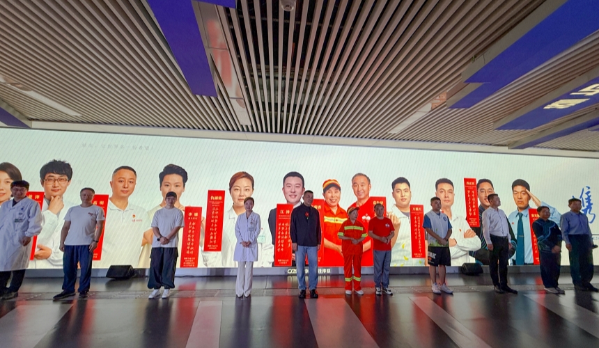 十余位來自全市各行各業(yè)的無償獻血者代表登場。武漢血液中心供圖