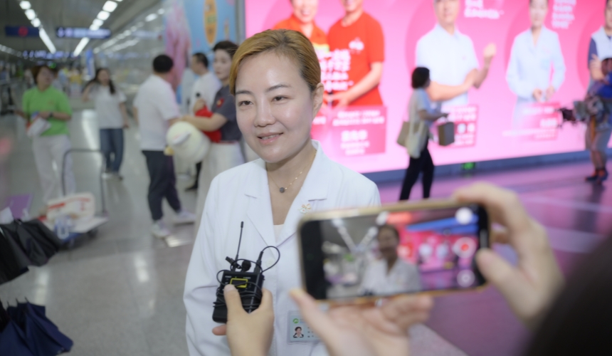 仇麗茹正在接受采訪。武漢血液中心供圖