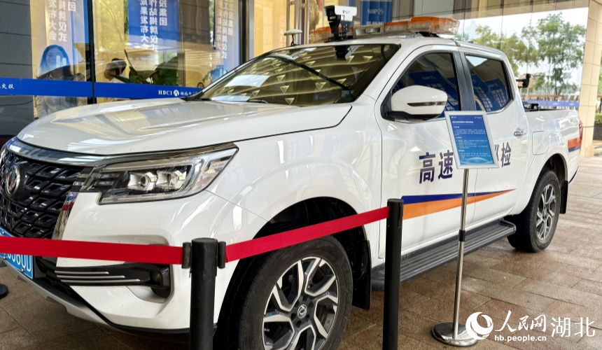 高速智能AI巡檢車。人民網(wǎng)記者 周恬攝