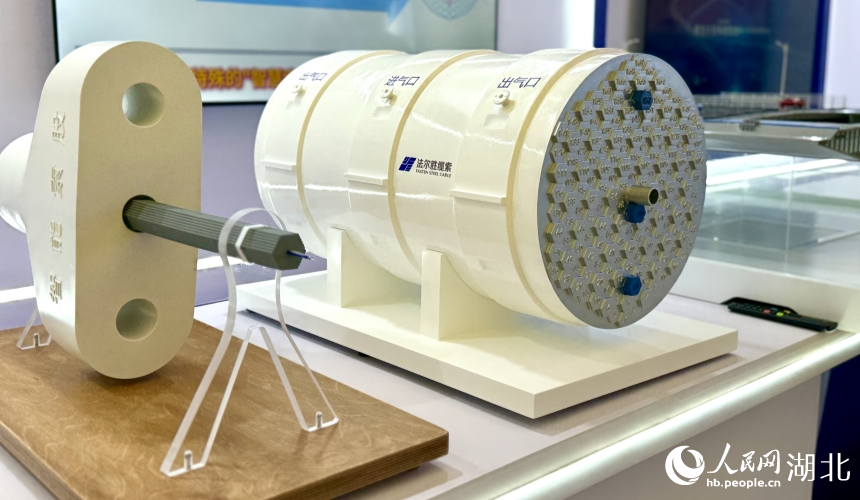 基于光纖光柵傳感的智慧索股和內(nèi)外雙向供氣除濕的智慧主纜。人民網(wǎng)記者 周恬攝