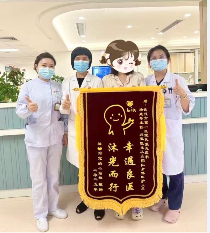 張女士康復(fù)出院前為醫(yī)護(hù)團(tuán)隊(duì)贈(zèng)送旗幟.