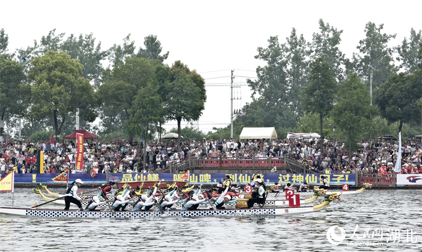 水中競逐。人民網(wǎng)記者 張雋攝