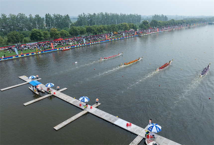 一艘艘龍舟如同離弦之箭，在寬闊的水域上飛馳。吳晴霄攝