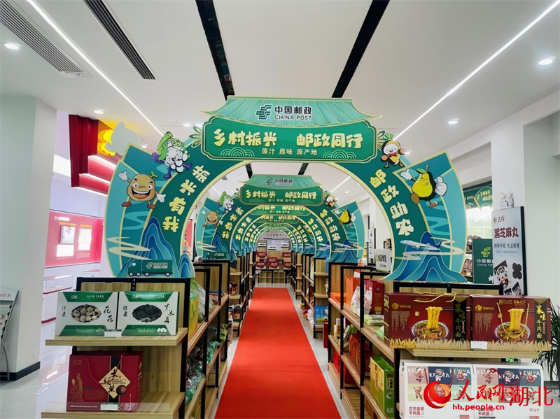 襄州區(qū)郵政鄉(xiāng)村振興館。人民網(wǎng)記者 周恬攝