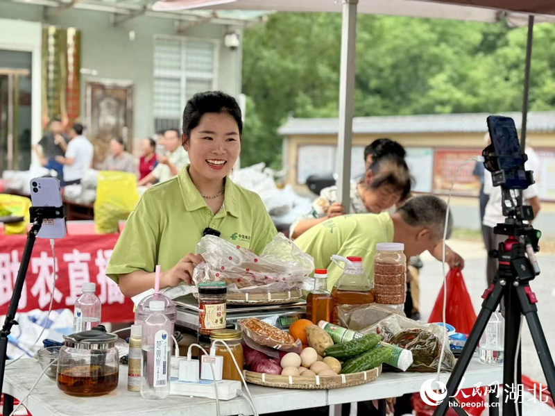 “村播+團(tuán)購(gòu)”雙引擎發(fā)力 帶動(dòng)10萬(wàn)農(nóng)戶增收