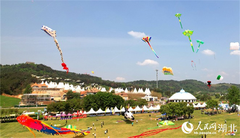 木蘭草原舉辦國(guó)際風(fēng)箏邀請(qǐng)賽。人民網(wǎng)記者 周倩文攝