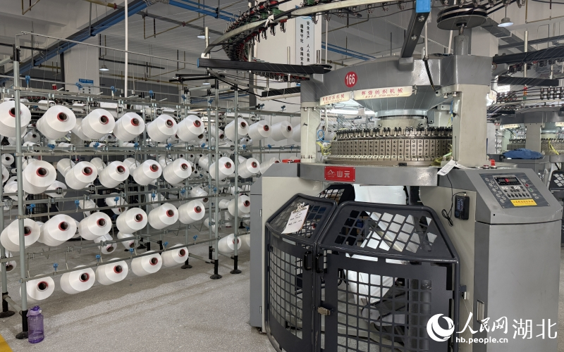 在化纖紡織產業(yè)園里，自動化機器生產忙。人民網記者 張雋攝