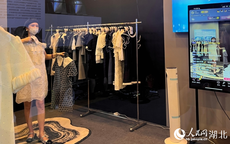 直播間“人氣”火爆。人民網記者 張雋攝