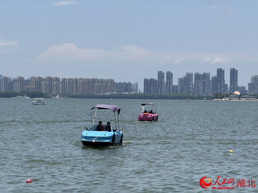 “水上超跑”造型炫酷。人民網(wǎng)記者 張沛攝