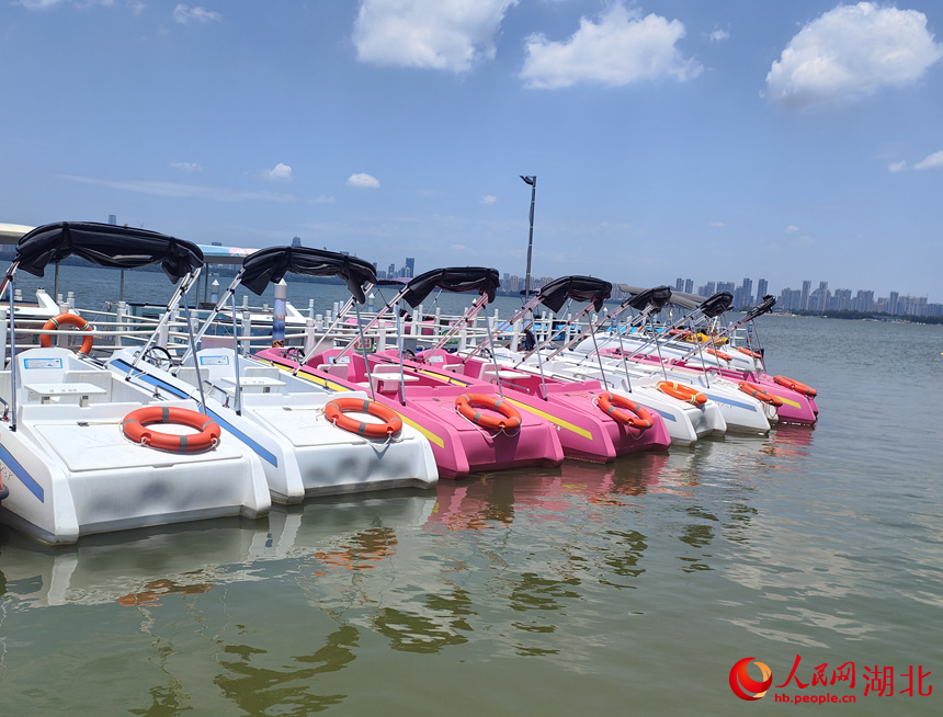 湖邊整齊停泊的“水上超跑”。人民網(wǎng)記者 張沛攝
