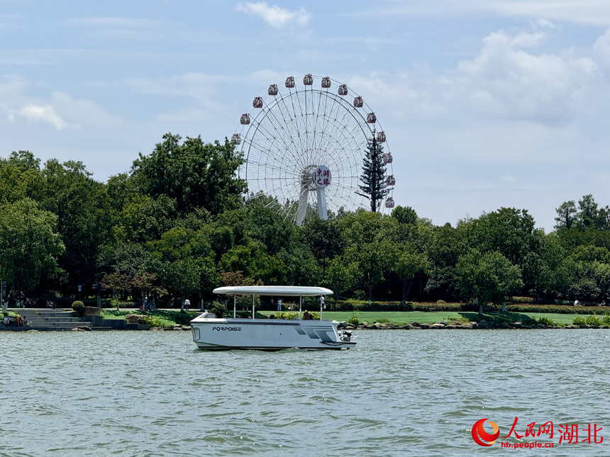 無人駕駛智能游艇在東湖行駛。人民網(wǎng)記者 張沛攝