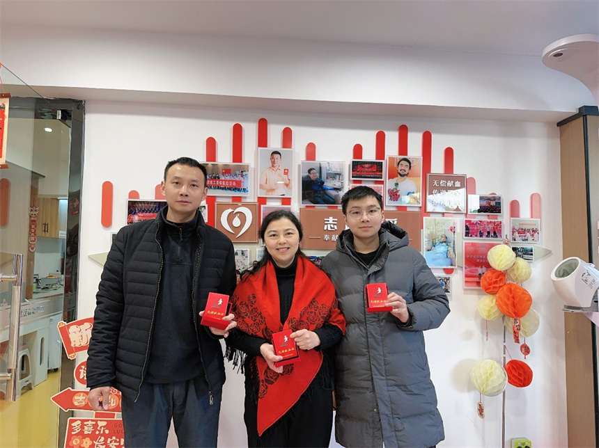 “熱血家庭”景京、簡昊夫婦與兒子簡亦喆。