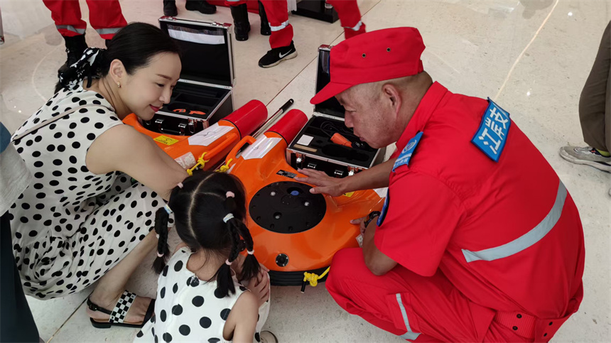 市民了解遙控救生圈。