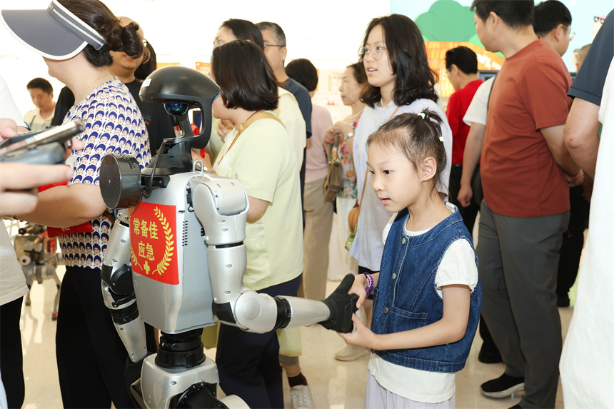 市民與應(yīng)急機(jī)器人互動(dòng)。