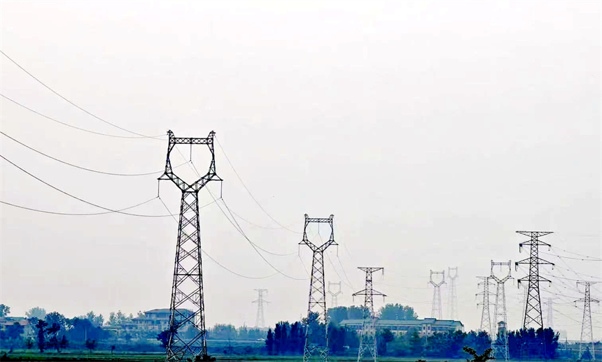 襄荊鐵路襄陽宜城北220千伏線路工程新建線路全景。董運(yùn)清攝