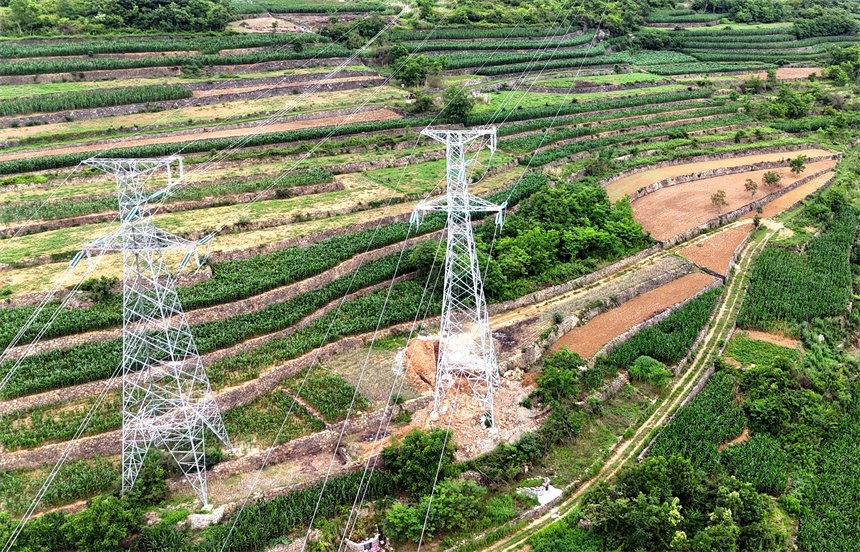 宜昌鄭萬聯(lián)絡(luò)線下堡坪牽引站220千伏線路工程投產(chǎn)送電。陳鑫攝