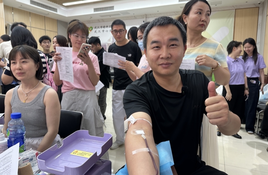 心理抑郁科護士吳鋒正在獻血。武漢血液中心供圖