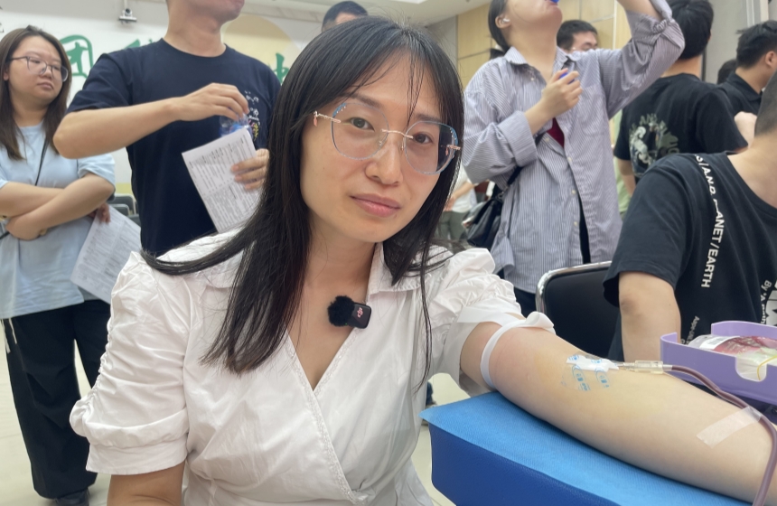 兒童青少年二區(qū)的醫(yī)生張焱正在獻(xiàn)血。肖莉嬌攝