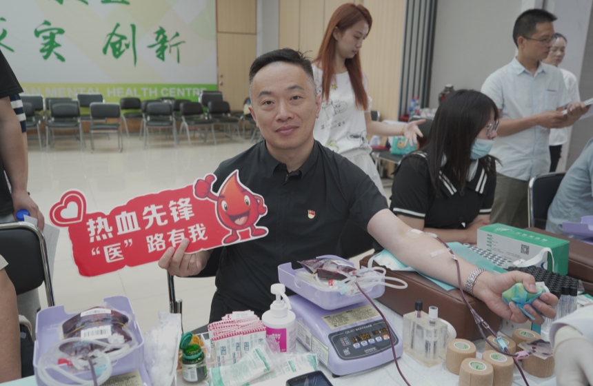 普通精神科副主任兼任三病區(qū)主任李賦正在獻(xiàn)血。王喆攝