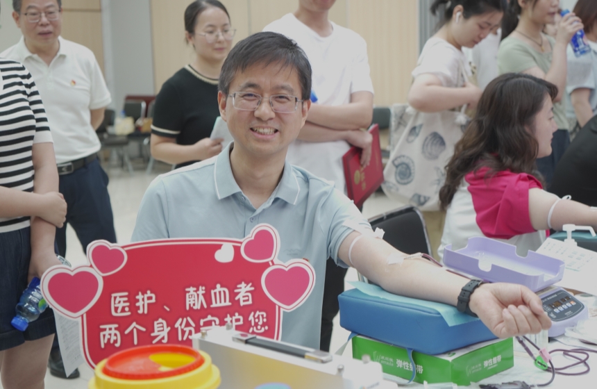 武漢市精神衛(wèi)生中心黨委書記諶培正在獻(xiàn)血。王喆攝