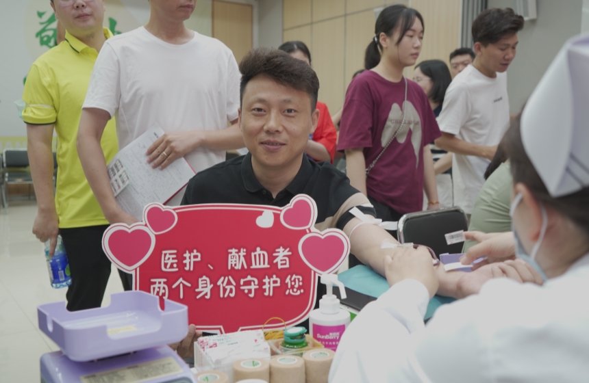 武漢市精神衛(wèi)生中心紀(jì)委書(shū)記吳嵩正在獻(xiàn)血。王喆攝