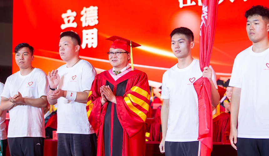 智啟未來 江漢大學(xué)舉行2025屆畢業(yè)典禮