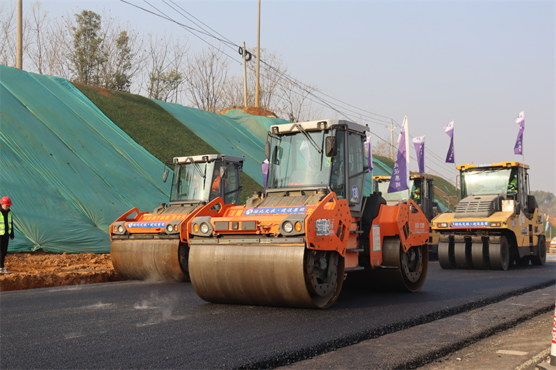 32t振動(dòng)壓路機(jī)。