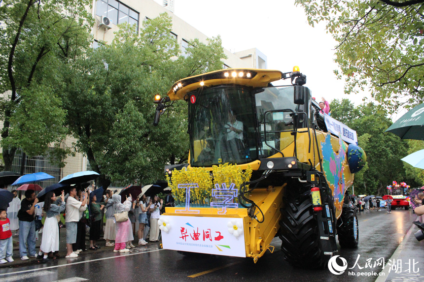 農(nóng)機(jī)巡游送別畢業(yè)生