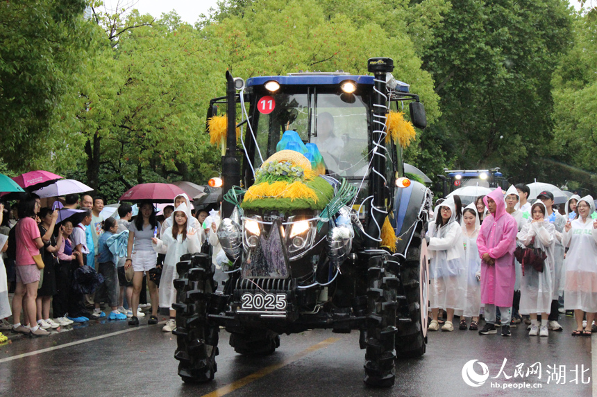 農(nóng)機巡游送別畢業(yè)生【5】