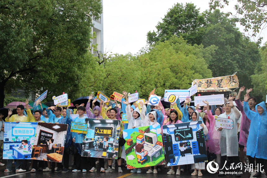 農(nóng)機(jī)巡游送別畢業(yè)生【8】