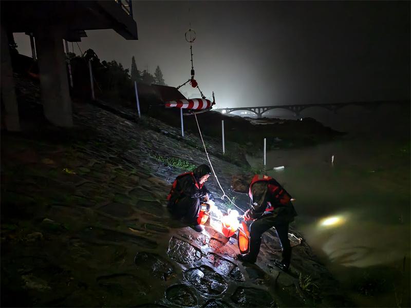 組裝ADCP測流儀。