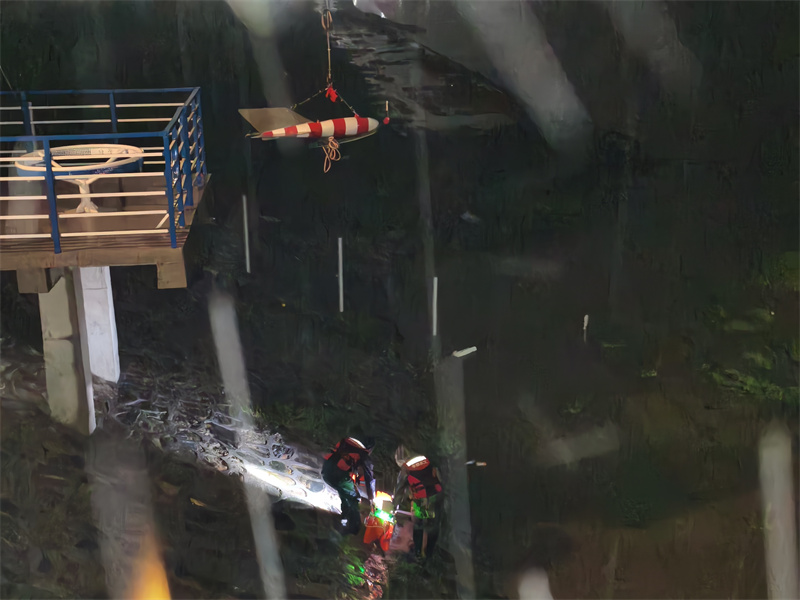 凌晨冒雨搶測洪峰。